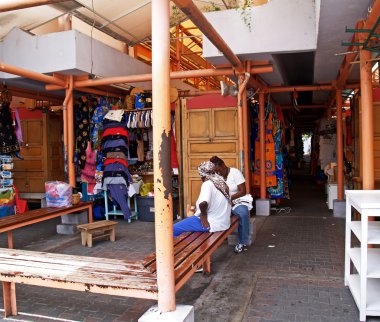 Antigua Barbuda pazar yerinde oturan iki kadın