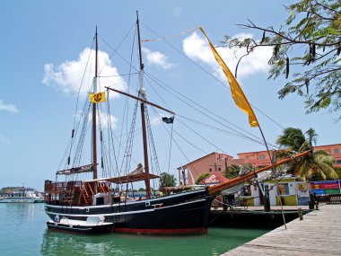 St. Johns Harbour Antigua Barbuda eski korsan gemisi