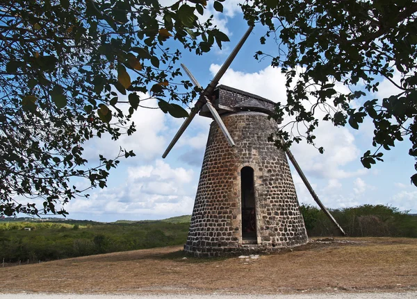 Moinho de vento velho em Bettys Hope Plantation perto de Seatons, Pares em Antígua Barbuda no Caribe Pequenas Antilhas Índias Ocidentais . — Fotografia de Stock