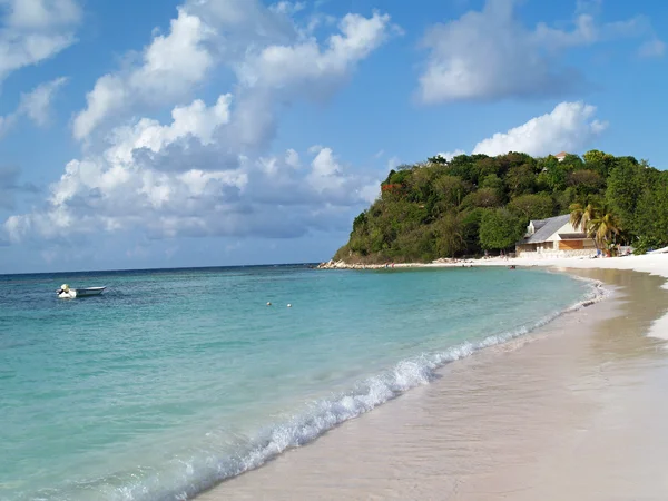 Long Bay beach z Atlantského oceánu v Antigua vous v západní Indii Karibiku Malé Antily. — Stock fotografie