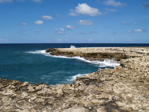 Utsikt över omgivningen runt Devils Bridge på indiska staden punkt nationalpark på Antigua Barbuda i Västindien Västindien små Antillerna. — Stockfoto