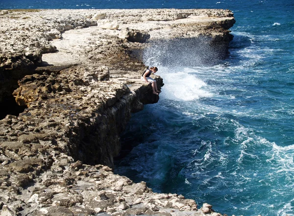 Devils Bridge med turist på indiska staden punkt nationalpark på Antigua Barbuda i Västindien Västindien små Antillerna. — Stockfoto