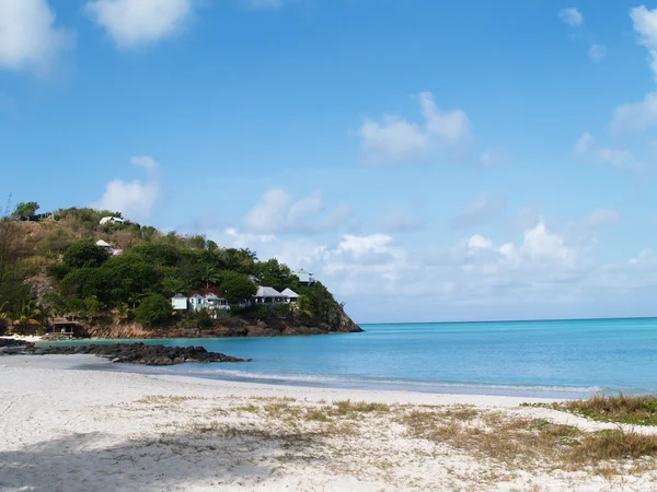 Отель и дома около веселого пляжа на Антигуа Барбуда в Карибских Малых Антильских островах Вест-Индия. — стоковое фото