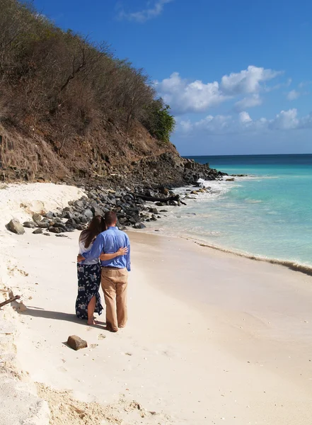 カップルはカリブ海の小アンティル諸島西インド諸島のアンティグア バーブーダにフライズ ビーチに立っています。. — ストック写真