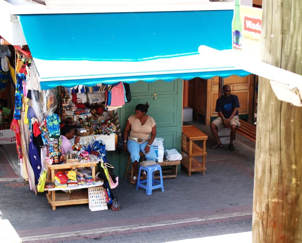 アンティグア バーブーダの市場に座っています。 — ストック写真