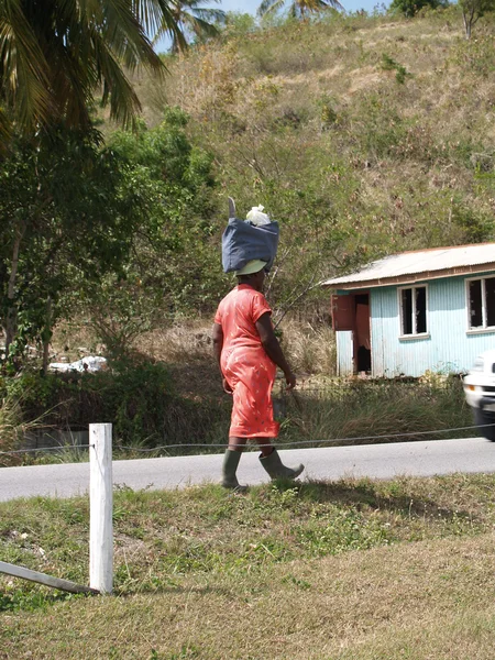 Woman in Antigua Barbuda Carrying Bundle on Her Head — Stock Photo, Image