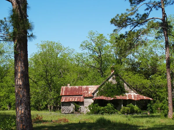 Antigua casa envejecida, abandonada e histórica en el sur de Georgia con un techo de hojalata que está cerca de caerse . —  Fotos de Stock