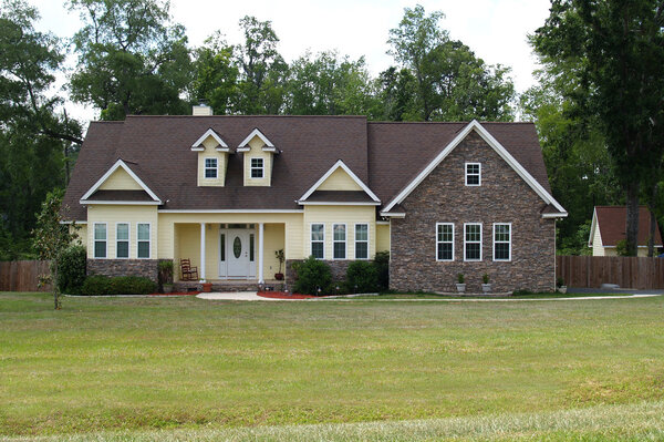 Одноэтажный жилой дом с бордюром и бордюром на фасаде
.