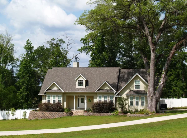 One story residential home with board siding on the facade. — Stock Photo, Image