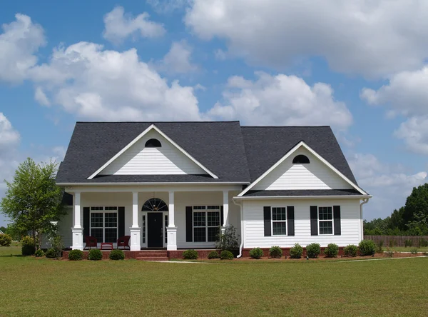 One story small residential home with board siding on the facade. — Stock Photo, Image