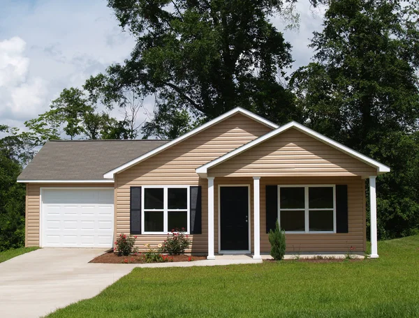 One story residential low income home with vinyl siding on the facade. — Stock Photo, Image