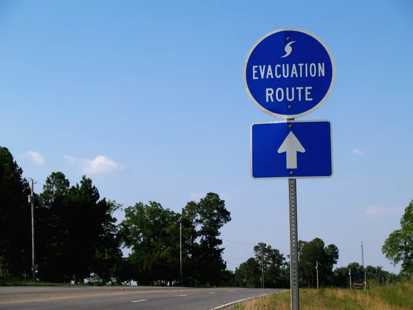 Blauwe orkaan evacuatie route teken langs een snelweg. — Stockfoto