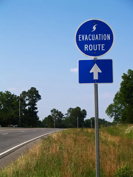 Blauwe orkaan evacuatie route teken langs een snelweg. — Stockfoto