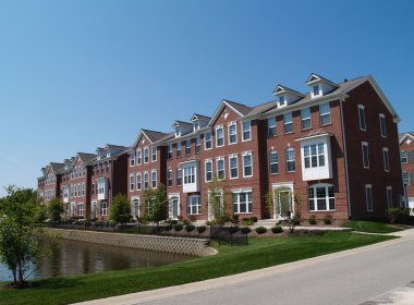 Tuğla kınamak ya da townhouses bir sokak yanında bay windows ile bir dizi.