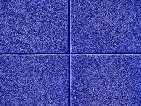 Quatro quadrados azuis em uma parede de concreto, fundo powerpoint e espaço de cópia . — Fotografia de Stock