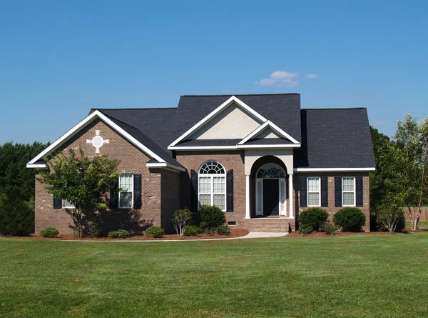 Bir hikaye kahverengi tuğla konut yeni ana sayfa.