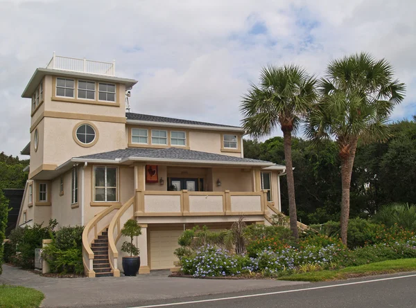 Tři příběh dům na pláži v Florida. — Stock fotografie