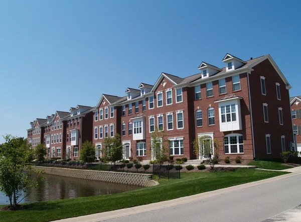 Tuğla kınamak ya da townhouses bir sokak yanında bay windows ile bir dizi. — Stok fotoğraf