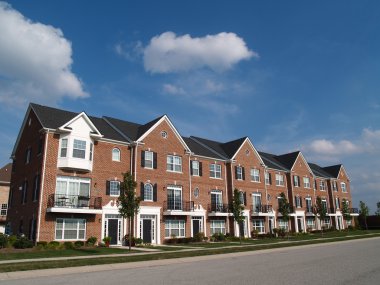 Tuğla kınamak ya da townhouses bir sokak yanında bay windows ile bir dizi.