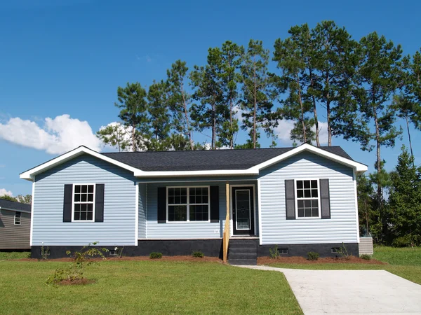 Μπλε σκόνη χαμηλού εισοδήματος ενιαίος-ιστορία σπίτι με βεράντα. — Φωτογραφία Αρχείου
