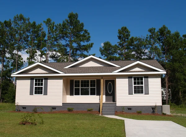 One story residential low income home with vinyl siding on the facade. — Stock Photo, Image