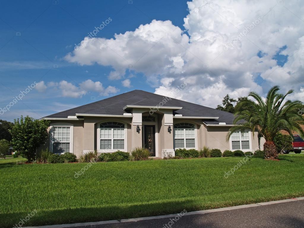 One story Florida home with a stucco facade. — Stock Editorial Photo ©  Lindasj2 #56445529, image size:1024x768