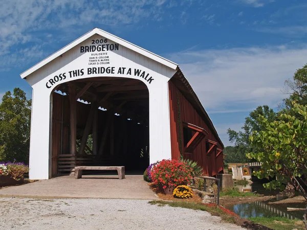 Red and white covered bridge in Indiana. — Stock Photo, Image