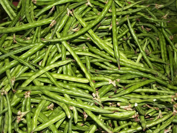 Grande pilha de ervilhas sem casca em vagens verdes . — Fotografia de Stock