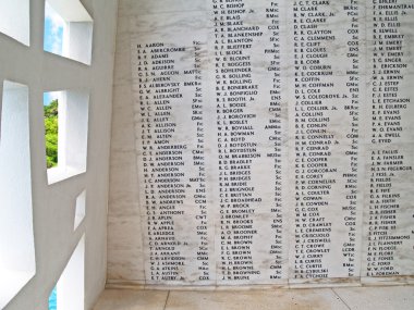 Uss Arizona Anıtı Honolulu, Hawaii Pearl Harbor'da benzersiz bir pencere yanında duvarda adları.