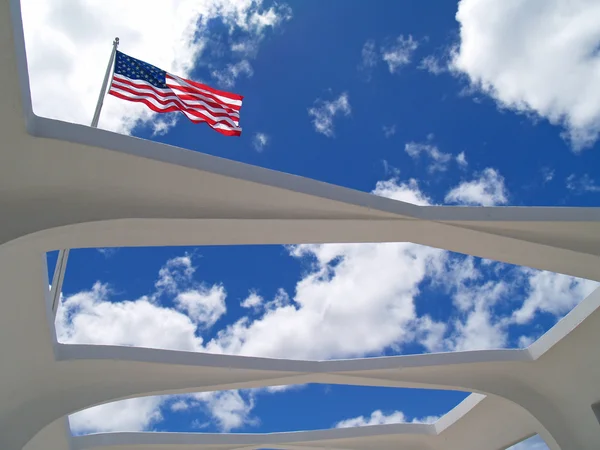 Drapeau américain vu à travers le toit ouvert unique de l'USS Arizona Memorial à Pearl Harbor, Honolulu, Hawaï . — Photo