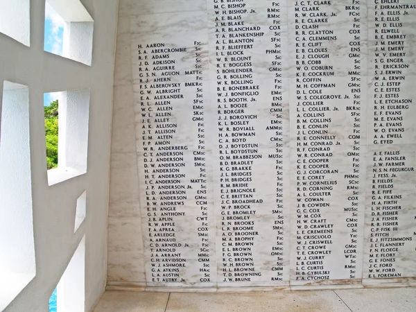 Namn på väggen av Uss Arizona Memorial bredvid ett unikt fönster, vid Pearl Harbor i Honolulu, Hawaii. — Stockfoto