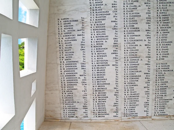 Names on the wall of the USS Arizona Memorial  beside a unique window, at Pearl Harbor in Honolulu, Hawaii. — Stock Photo, Image