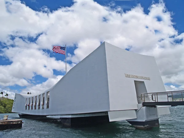 Nas flaga latające nad Uss Arizona Memorial w Pearl Harbor, Honolulu, Hawaje. — Zdjęcie stockowe