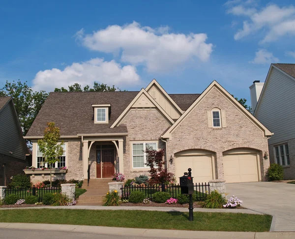 Small beige brick home with a two car garage in the front. — Stock Photo, Image