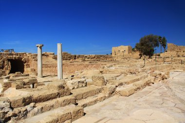 Mermer sütunlar Caesarea Maritima Milli Parkı'nda