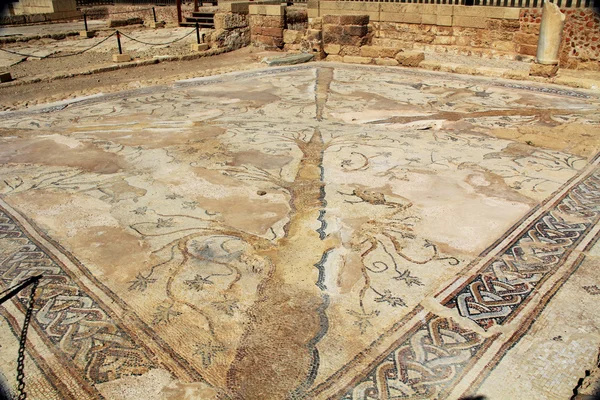 Piso de baldosas de mosaico en el Parque Nacional de Cesarea Marítima — Foto de Stock