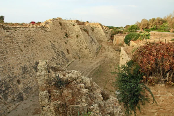 Φρούριο τάφρο στην Καισάρεια Maritima εθνικό πάρκο — Φωτογραφία Αρχείου