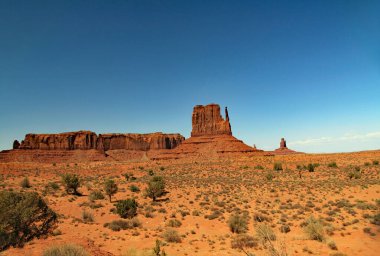Batı Mitten, Sentinel Mesa ve Posta Arabası Butte Navajo Milleti 'nin hem Utah hem de Arizona' daki Monument Valley Kabile Parkı 'nda..