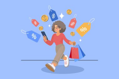 Akıllı alışveriş konsepti. İndirimli etiketleri ve bozuk paraları olan akıllı telefon kullanan mutlu bir kadın. E-ticaret promosyonları, mobil kupon pazarlama ve dijital tüketici yaşam tarzı temaları için mükemmel.