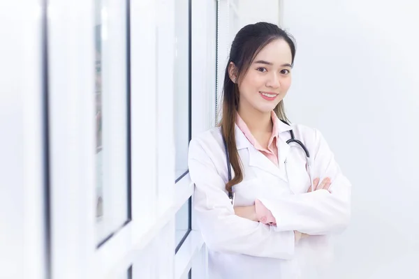 Médica Asiática Com Cabelos Longos Pretos Usa Jaleco Branco Estetoscópio — Fotografia de Stock