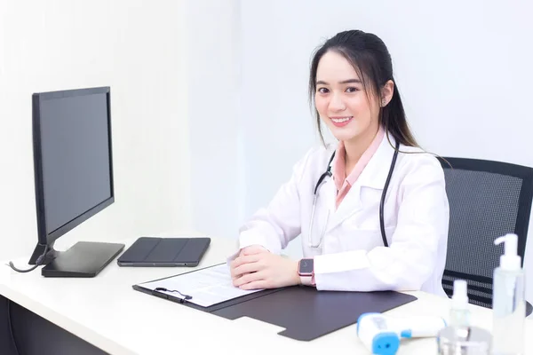 Asiática Jovem Médico Jaleco Branco Está Sentado Quarto Escritório Hospital — Fotografia de Stock