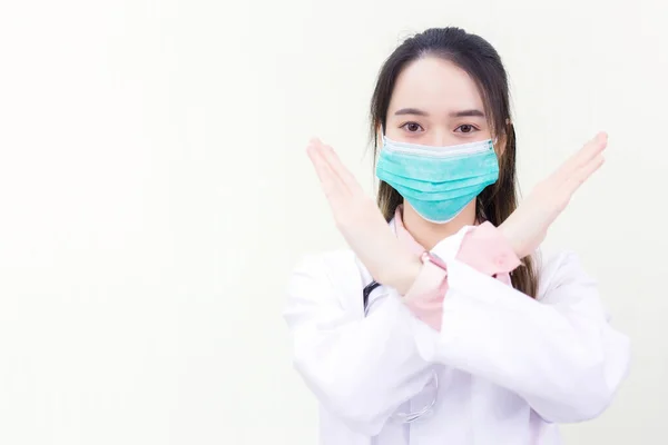 アジアの女性医師は 医師の顔のマスクを身に着けています — ストック写真