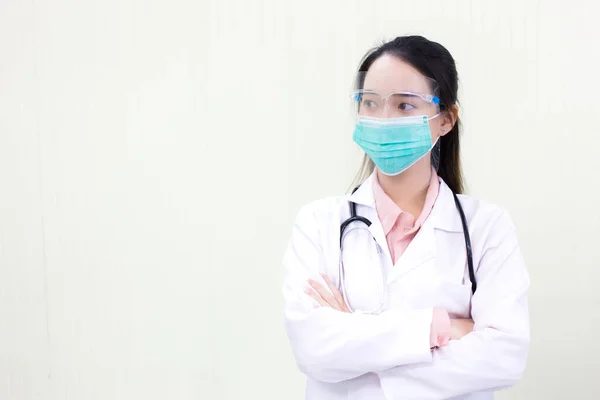 白い研究室のコートのアジアの女性医師は コロナウイルスを保護するために医療面マスクとフェイスシールドを身に着けています Covid — ストック写真