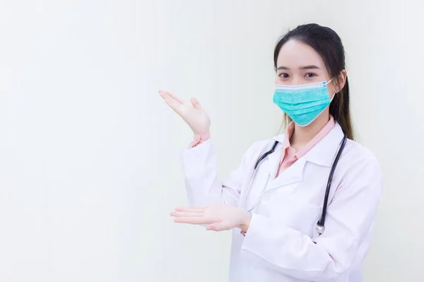 アジアの女性医師は 健康管理の概念でコロナウイルス Covid または病原体を保護するために医療面マスクを着用し 白い背景に手を表示します — ストック写真