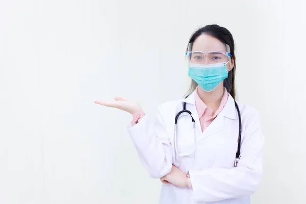 アジアの女性医師は 健康管理の概念でコロナウイルス Covid または病原体を保護するために医療面マスクと顔シールドを着用し 白い背景に手を表示します — ストック写真