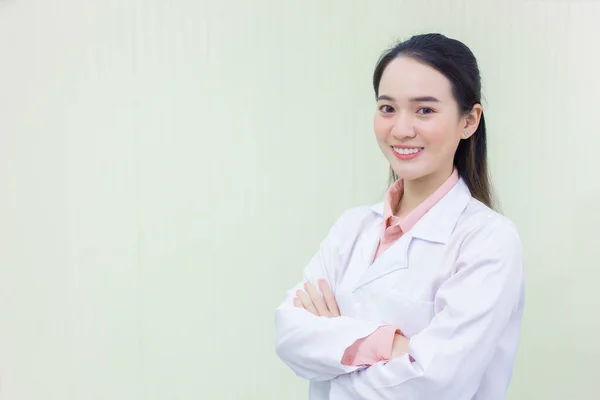 Asiática Mujer Médico Brazo Cruce Sonriendo Mientras Ella Usa Blanco — Foto de Stock