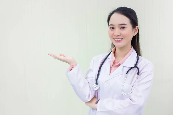 Asiatische Ärztin Zeigt Ihre Hand Etwas Auf Weißem Hintergrund Präsentieren — Stockfoto