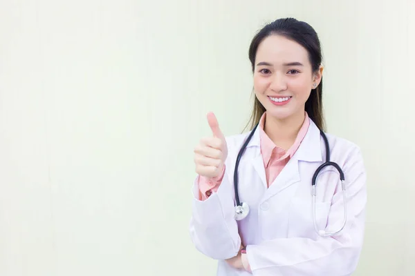 Ázsiai Fiatal Orvos Aki Visel Orvosi Egyenruhát Mutatja Kéz Mint — Stock Fotó