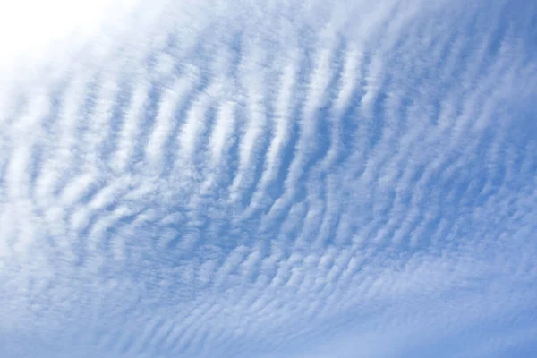 Nubes Blancas Como Una Forma Ola Mar Cielo Azul Claro — Foto de Stock