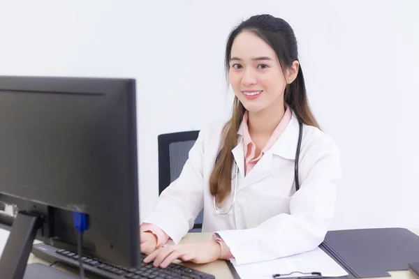 Asiatische Ärztin Tippt Auf Tastatur Informationen Computer Aufzunehmen Während Sie — Stockfoto